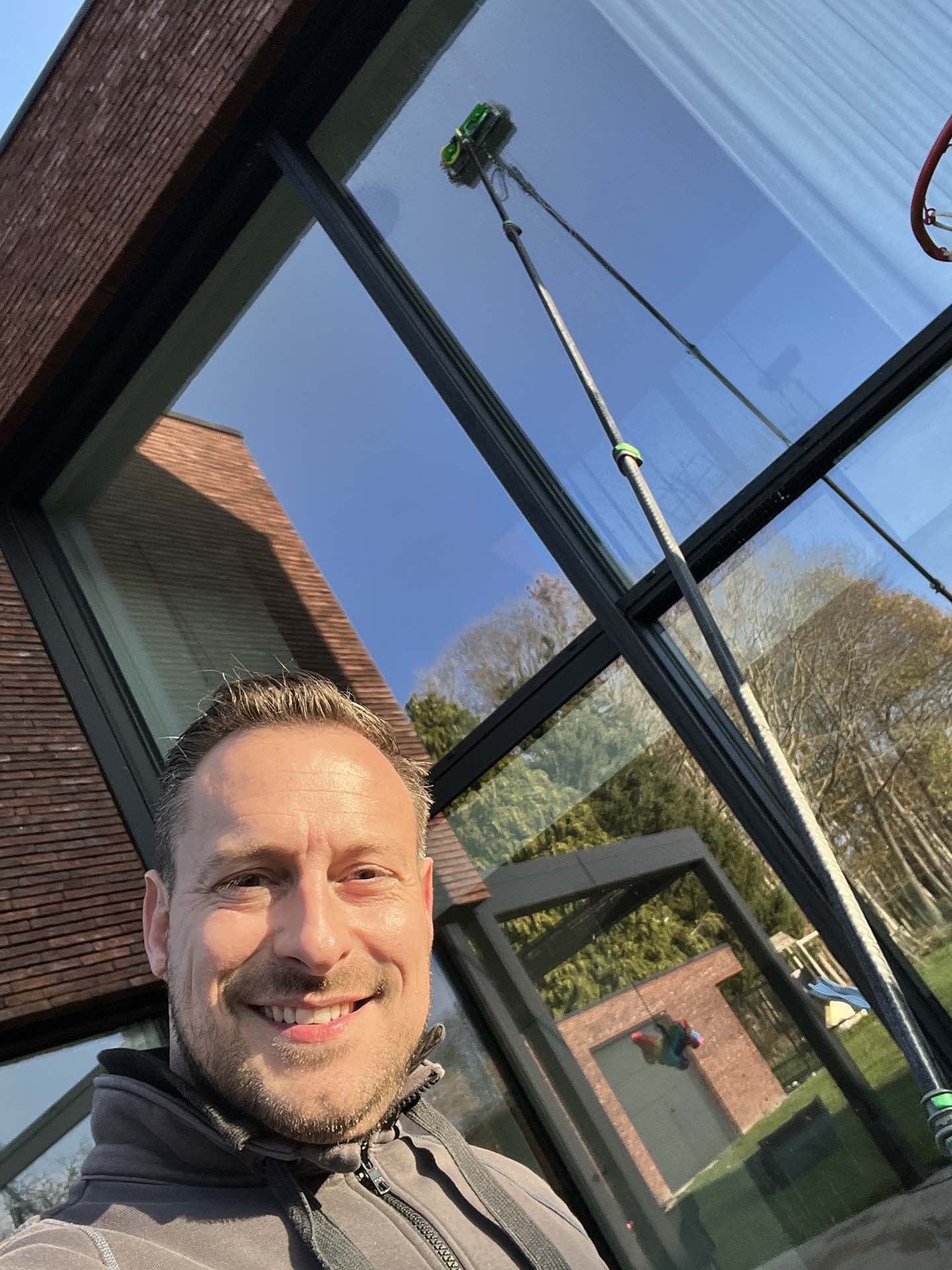 Tony van Crystal Clear tijdens het wassen van ramen